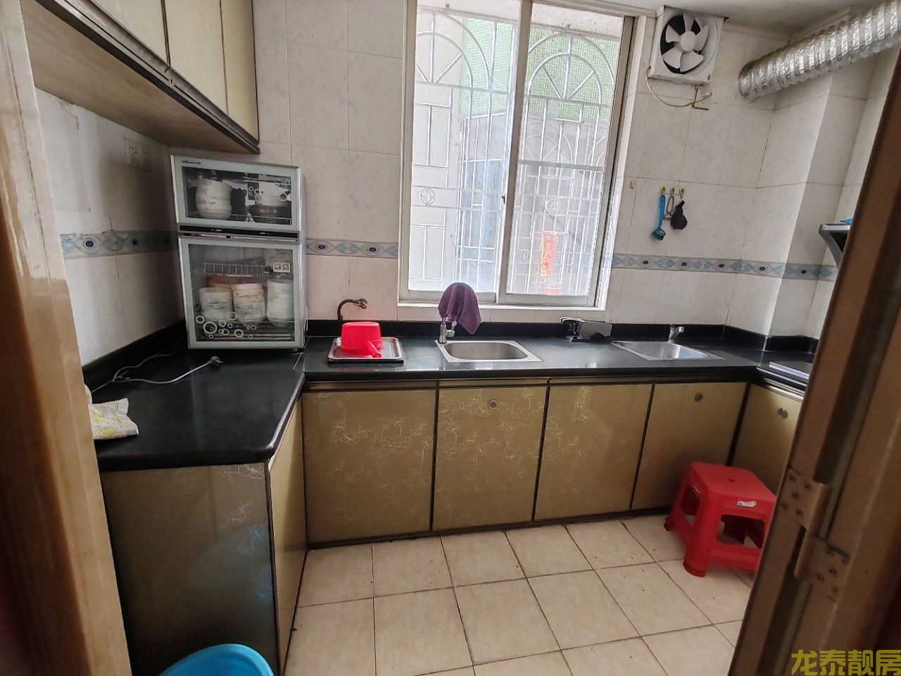 老城区繁华地段旧武装部，二小旁步梯四房