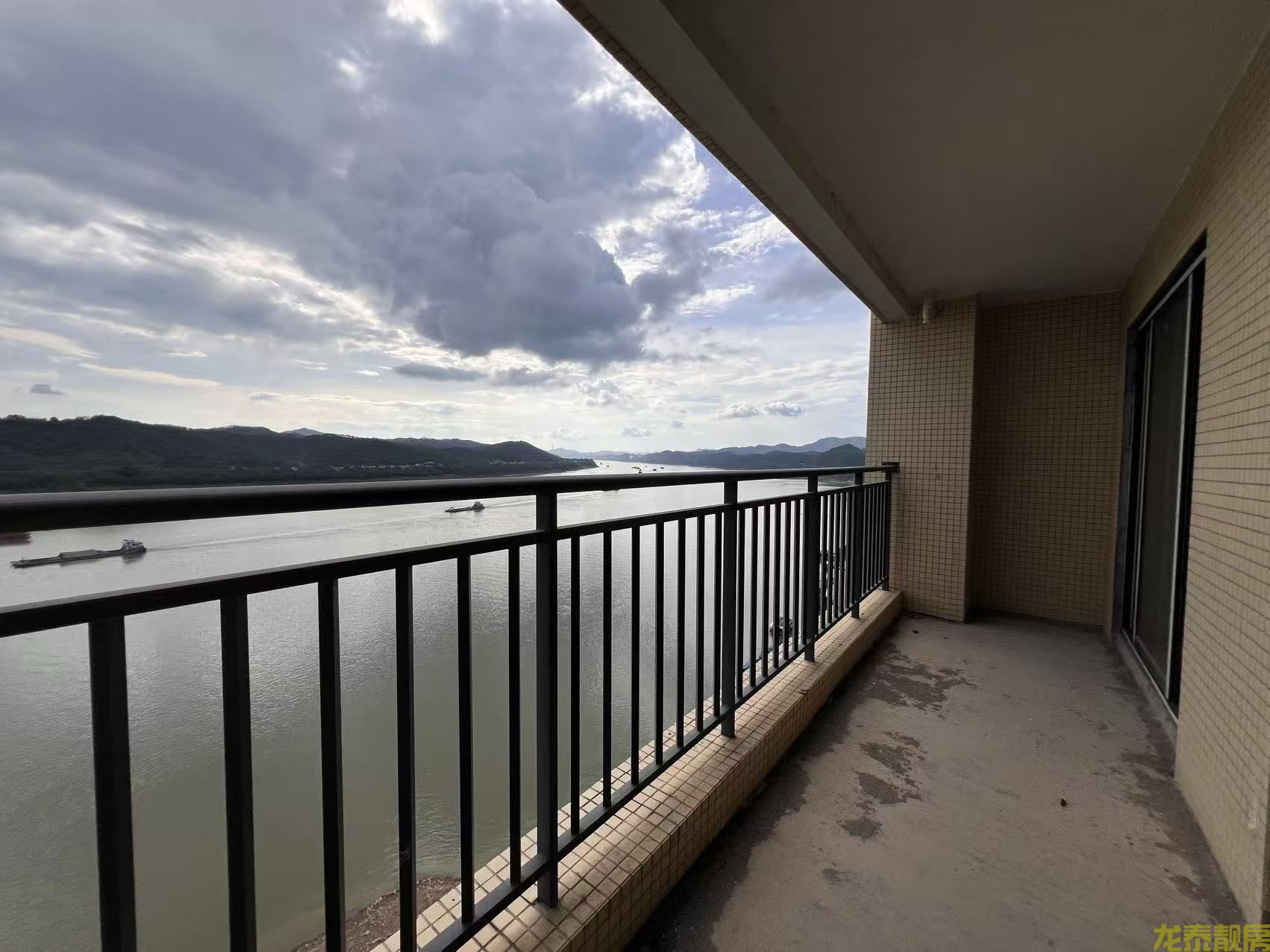 这个景绝了   西堤领秀117平 180度江景